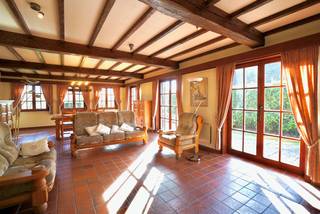 In een aangename en rustige woonwijk in Evergem bevindt zich deze zeer ruime en perfect onderhouden open bebouwing, gebouwd in 1989 door de eerste en enige eigenaar. Dankzij de degelijke constructie en het zorgvuldig onderhoud door de jaren heen is deze woning volledig instapklaar.<br /><br />De woning staat op een ideaal georiënteerd perceel van 695 m² en biedt een bewoonbare oppervlakte van maar liefst 264 m². De lichte leefruimte met gezellige houthaard en vloerverwarming op elektriciteit vormt het hart van de woning. De nette, originele keuken sluit hierop aan en biedt de mogelijkheid om eenvoudig een open keuken te creëren.<br /><br />Verder beschikt de woning over een ruime inkomhal met vestiaire, vier volwaardige slaapkamers, een verzorgde badkamer, voldoende bergruimte en een praktische droge kelder. De inpandige dubbele garage met recente poorten en de ruime oprit zorgen voor extra comfort en parkeergelegenheid. De tuin is aangenaam georiënteerd en vormt een oase van rust — perfect om te ontspannen in alle privacy.<br /><br />Technisch: dubbele beglazing (oorspronkelijke ramen), vloerverwarming via elektriciteit, EPC-score 386, en asbestmaterialen die enkel beheerd dienen te worden.<br /><br />Troeven:<br />- Zeer ruime open bebouwing met 290 m² bewoonbare oppervlakte<br />- Gegeerde, rustige en kindvriendelijke woonwijk in Evergem<br />- Bereikbaar vanuit 2 rustige straten<br />- Perfect onderhouden doorheen de jaren – degelijke constructie<br />- Ideale oriëntatie en perceel van 695 m²<br />- Gezellige leefruimte met vloerverwarming en houthaard<br />- Dubbele garage met recente poorten + ruime oprit<br />- 4 ruime slaapkamers en praktische kelder + ruime zolder<br />- Mogelijkheid tot open keuken<br />- Instapklaar – eerste eigenaar<br />Meer info of een bezoek ? Stuur gerust een mail naar hallo@wijsvastgoed.be