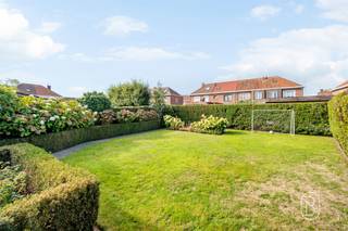Te koop: Gerenoveerde woning met 3 slpk, leuke tuin en carport Op een aangename ligging in Deinze bevindt zich deze gerenoveerde halfopen woning met een bewoonbare oppervlakte van ca. 175 m². De combinatie van ruimte, een verzorgde tuin en energiezuinige voorzieningen maakt dit een ideale gezinswoning.Wat maakt deze woning uniek?De ruime en lichtrijke leefruimte geniet dankzij de grote raampartijen van veel natuurlijk licht. Aansluitend bevindt zich de volledig uitgeruste keuken met eetplaats, vanwaar u rechtstreeks toegang heeft tot de tuin. De woning beschikt over 3 volwaardige slaapkamers en een verzorgde badkamer. Buiten geniet u van een aangename tuin met carport, aangevuld met voldoende parkeergelegenheid voor de woning.De woning is beschikbaar na de zomer van 2027.Voor wie is dit ideaal?Ideaal voor gezinnen of koppels die op zoek zijn naar een ruime, gerenoveerde woning met tuin, carport en energiezuinige voorzieningen in Deinze.Te koop via Immo Beguin, jouw vastgoedexpert sinds 2009, met kantoren in Ronse, Waregem, Kortrijk, Deinze, Doornik, Lessines, Moeskroen en Nieuwpoort.