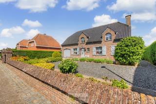 <strong>KARAKTERISTIEKE GEZINSWONING OP WANDELAFSTAND VAN HET CENTRUM VAN PEER MET WOONKAMER, GOED UITGERUSTE KEUKEN, BADKAMER, BUREAU, MOGELIJKHEID TOT MAAR LIEFST 4 SLAAPKAMERS EN EEN INPANDIGE GARAGE MET SECTIONALE POORT! - De woning omvat +-204m² bewoonbare oppervlakte en is gelegen op een perceel van +- 9a 46ca (946m²). Zeer geschikt voor kandidaten op zoek naar een centraal gelegen woning met karakter, nog volledig naar smaak op te frissen!<br /><br />LIGGING: </strong><br />Deze woning is gelegen vlakbij het centrum van Peer. Winkels, horeca en openbaar vervoer zijn op wandelafstand vlot bereikbaar. Centraal gelegen ten opzichte van nieuw scholencomplex en vlak bij sport en vrijetijdscomplex (skipiste Snowvalley, BMX, voetbalpleinen ,I-fitness, skatepark , …)<br /><br /><strong>INDELING: </strong><br /><strong>Gelijkvloerse verdieping: </strong><br />– Inkomhal – bureel – gastentoilet – ruime woonkamer – goed uitgeruste keuken – bureau/eetkamer – wasplaats/berging – kelder – inpandige garage met sectionale poort –<br /><br /><strong>1<sup>ste</sup> Verdieping </strong>:<br />– nachthal/overloop – slaapkamer 1 – slaapkamer 2  – slaapkamer 3 – slaapkamer 4 of ruime dressing – berging – toilet – badkamer voorzien van douche en lavabo –<br /><br /><strong>Tuin: </strong><br /> – aangelegde en omheinde tuin op een ruim perceel van +- 9a46 (946m²) met tuinhuis –  <br /><br /><strong>EXTRA TROEVEN:</strong><br />- mogelijkheid tot 4 slaapkamers of 3 slaapkamers en ruime dressing<br />- Perceel van +-9a46ca (946m²)<br />- Heel de woning voorzien van elektrische rolluiken<br />- badkamer gerenoveerd in 2020<br />- Zeer ruime (+200m²) steeds goed onderhouden woning<br />- Renovatieverplichting<br />- Niet asbestveilig<br /><br /><strong>Stedenbouwkundige Inlichtingen:</strong><br />Bouwvergunning - Woongebied - Geen dagvaarding - Geen voorkooprecht – Geen verkavelingsvergunning<br /><br /><strong>EPC: </strong>476kWh/m² - <strong>certificaatcode:</strong> 20260304-0003816760-RES-1<br /><br /><strong>O-peil: </strong>niet overstromingsgevoelig<br />P-score: A<br />G-score: A<br /><br /><strong>Benieuwd naar deze woning? Ons IDEALIS Team geeft U met plezier en steeds vrijblijvend de nodige informatie via e-mail, ter plaatse of op ons kantoor te Pelt.<br />Wenst U advies omtrent uw eigen woning? Graag plannen wij vrijblijvend met U een afspraak in om onze expertise met U te delen, steeds tot Uw dienst!!<br />Neem contact op met IDEALIS VASTGOED op 011/515 565 of mail naar info@idealisvastgoed.be!</strong><br /> 
