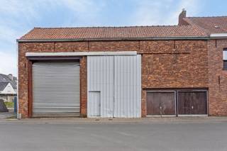 Deze ruime loods is gelegen in de Ellegemstraat 7 in Zulte.De loods is voorzien van 2 grote toegangspoorten en achteraan 1 schuifpoort die toegang...