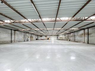 Cet entrepôt de 800 m² (40 m x 20 m) récemment entièrement rénové est idéalement situé à proximité de l'A12 et à une courte distance de...