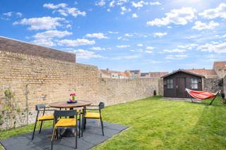 In een mooie en brede straat te Heist-aan-Zee verkopen wij dit leuk appartement, voorzien van 2 slaapkamers en een zonnige tuin aan de achterzijde. Het appartement bevindt zich in een kleinschalige residentie met slechts 3 appartementen en zonder syndicuskosten.<br /><br />De grote troeven van dit appartement zijn zonder twijfel de centrale locatie en de heerlijke tuin. <br />De ligging is rustig en op korte afstand van het strand, het station en de winkels.<br />De tuin is groot, onderhoudsvriendelijk en veilig voor kinderen en/of huisdieren.<br /><br />Indeling: een inkomhal, een aangename leefruimte met een zit- en eetplaats, een verzorgde halfopen keuken, een berging, 2 slaapkamers en een badkamer met douche en toilet.<br /><br />Energielabel C. Mogelijkheid tot het plaatsen van zonnepanelen op het hoofddak.<br />Een mooi aanbod in hartje Heist. Bezoek warm aanbevolen.<br /><br />Bezoeken of meer informatie? <br />Contacteer Willem Cauwels op tel. 050/89.27.70.