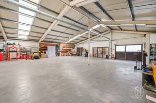 Commercieel gelegen eigendom nabij het centrum van Ronse met uitzonderlijk veel potentieel.Gelegen aan de Kruisstraat 18-20, op een goed zichtbare locatie vlak bij het centrum. Het geheel omvat een commerciële ruimte geschikt als winkel, showroom of kantoor, een ruime degelijke woonst, een grote achterliggende loods én een bouwgrond met uitweg achteraan.De combinatie van commerciële mogelijkheden, ruime woongelegenheid, opslag-/werkruimte en bijkomende bouwgrond maakt dit een bijzonder veelzijdige eigendom voor ondernemers, investeerders of wie wonen en werken wil combineren.Heel veel potentieel voor wie op zoek is naar ruimte, visibiliteit en ontwikkelingsmogelijkheden.Meer info of bezoek via info@immobeguin.be
