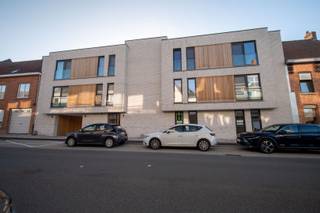 Volledig afgewerkt en instapklaar appartement met ruim terras en privatief tuintje.<br />Oplevering bij akte.<br /><br />Indeling: er is een inkomhal die toegang geeft tot een aparte berging, toilet en keuken. Via de open keuken heb je overigens toegang tot de lichtrijke leefruimte, terras en tuin. Daarnaast is er ook een nachthal die toegang geeft tot het de badkamer en de twee slaapkamers. De badkamer bestaat uit een inloopdouche en een dubbele lavabo.<br /><br />Alle muren en plafonds twee-laags opgeschilderd, mdf plinten en deuren geschilderd.<br /><br />Volledig instapklaar afgewerkt!<br /><br />De bewoonbare oppervlakte bedraagt 102,00 m². De oppervlakte van het terras bedraagt 32 m².<br /><br />Op de zijkant van het gebouw bevinden zich de bergingen. Bij appartement 0.1 hoort berging 7. Achteraan zijn de garageboxen met een oppervlakte van 18m², voorzien van een manuele sectionale poort. Kan geautomatiseerd worden, voorzieningen voor het plaatsen van een laadpaal zijn ingewerkt.<br /><br />Er is een afgesloten gemeenschappelijke fietsenberging voorzien, bruikbaar voor alle bewoners.<br /><br />De prijs van de berging bedraagt 6.300,- euro. <br /><br />E-peil 10 (100% vrijstelling op onroerende voorheffing voor 5 jaar). Er zijn 4 zonnepanelen (435 Wp/st) geplaatst en inbegrepen. Uitbreiding PV installatie mogelijk zodat E-peil 10 gehaald wordt met volledige vrijstelling van onroerende voorheffing voor 5 jaar.<br /><br />Warmtepomp (lucht/water) met vloerverwarming met apart regelbare circuits per ruimte.<br /><br />Alle bedragen zijn exclusief garages, bergingen en alle kosten. De berging dient mee aangekocht te worden. <br /><br />Prijs voor het appartement met garage en berging is 383.604,- euro (exclusief registratie, notaris, btw en aansluitingskosten). Opsplitsing als volgt: grondaandeel 77.682,- euro, constructiewaarde 305.922,- euro.<br /><br />AANKOOP AAN 6% BTW OP CONSTRUCTIE MOGELIJK: zowel voor eigen bewoning als bij engagement tot lange verhuur (minstens 15 jaar)<br /><br />OPENDEUR OP ZATERDAG 24/10 VAN 9U-12U30<br />==> inschrijven kan via de website of via xavier@opt-immo.be - 0491 33 66 29