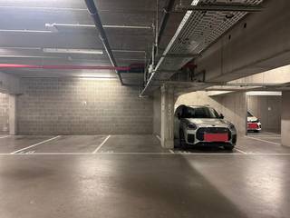 Place de parking souterraine à louer au cœur de Courtrai, à quelques pas de K in Kortrijk et de la Grote Markt.Dans l'ensemble : - 75,00 €/mois- disponible immédiatementDemandez une visite sur www.dewael.com !