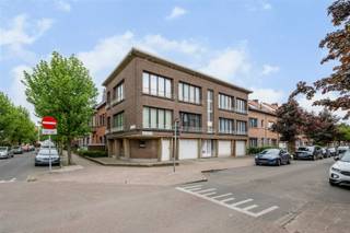 In een rustige straat in het centrum van Merksem ontdek je dit verzorgd appartement op de tweede verdieping van een kleinschalig gebouw.Dankzij de...