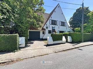 Charmante villa met 3 slpks (tot 6 slpks mogelijk), garage en tuin met zwembad op residentiële ligging te Roeselare!<br /><br /><strong>INDELING:<br /><u><em>Gelijkvloers:</em></u></strong><br />Ruime inkomhal - gezellige living met open haard - kwalitatief afgewerkte eetkamer met houtcassette en veel inbouwkasten (Afgewerkt in samenspraak met binnenhuisarchitect) - ingerichte keuken (O.a. met gasfornuis, dampkap, dubbele spoelbak, frigo én vaatwasmachine - bureel (met inbouwkasten) - berging - ruime kelder (met voorzieningen voor wasmachine en droger) - afzonderlijk gastentoilet (met lavabo) - volledig aangelegde tuin met ruim zonneterras, ZWEMBAD en jacuzzi.<br /><br /><u><em><strong>Eerste verdieping:</strong></em></u><br />Nachthal met inbouwkasten - NIEUWE badkamer (O.a. met dubbel lavabomeubel, hangtoilet en inloopdouche) - 3 RUIME slaapkamers.<br /><br /><u><em><strong>Tweede verdieping:</strong></em></u><br />Zolderruimte: Eventueel 3 extra slaapkamers mogelijk.<br /><br /><u><strong>Opmerkingen:</strong></u><br />- Afgewerkt met kwalitatieve materialen: Massief parket in living en op de eerste verdieping...<br />- Centraal stofzuigsysteem aanwezig (Met nieuwe motor).<br />- Regenwaterput aanwezig.<br />- Waterverzachter aanwezig.<br />- NIEUWE cv-installatie op aardgas.<br />- Vloerverwarming aanwezig in de woonkamer.<br />- Ramen reeds vernieuwd (DUBBELE beglazing).<br />- Keuken en bureel werden destidjs ingericht door Obumex.<br />- Ledverlichting aanwezig.<br />- ALLE GORDIJNEN en VERLICHTINGSARMATUREN blijven hangen!<br />- NIEUWE badkamer aanwezig.<br />- Alarminstallatie aanwezig.<br />- ZWEMBAD aanwezig (6m diameter) met warmtepomp.<br />- Eventueel mogelijkheid om extra garage/bijgebouw te bouwen achteraan in de tuin.<br /><br />Zeer INTERESSANTE villa op TOPligging te Roeselare! Aarzel zeker niet om ons te contacteren voor verdere info en/of een bezoek  ter plaatse: 051/817.817 - info@centro.be.