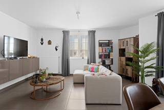 Lichtrijke leefruimte met open keuken.Instapklaar inclusief stijlvolle meubels.Gezellig terras aan groen.Eigen autostaanplaats bij appartement...