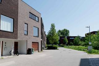 Deze fantastisch gelegen, instapklare woning heeft bijzonder veel te bieden.<br /><br />Deze instapklare woning werd gebouwd in 2012 en is dankzij een gunstig <b>EPC B (137 kWh/m²)</b> volledig up-to-date qua technieken en energiezuinigheid. De hoogwaardige, tijdloze afwerking springt meteen in het oog, met elementen zoals een eiken parketvloer, duurzame aluminium ramen en praktische inbouwkasten in verschillende kamers. Daarnaast beschikt de woning over een comfortabele <b>inpandige garage</b>.<br /><br />De ligging is een absolute troef: nabij het stadscentrum en omgeven door groen zoals de Bourgoyen, Blaarmeersen en Watersportbaan. Dankzij de centrale positie tussen de kleine ring en de R4 geniet u bovendien van een uitstekende bereikbaarheid met de wagen, fiets én openbaar vervoer. Winkels en voorzieningen bevinden zich op wandelafstand.<br /><br />Indeling: <br />Gelijkvloers: inkomhal met gastentoilet, garage, berging, technische ruimte, een slaapkamer met badkamer. <br />1e verdieping: Eetkamer met open keuken, terras en lichtrijke ruime leefruimte.<br />2e verdieping: Nachthal met toilet, 3 volwaardige slaapkamers en één badkamer.<br /><br />Ook buiten is het aangenaam vertoeven met onder meer een tuin van 58 m² en een terras van 22 m².<br /><br />Dit pand heeft een inpandige garage.