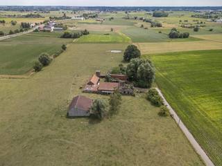 Deze hoeve bevindt zich in een rustige, groene straat net buiten het centrum van Wervik. De omgeving biedt rust en privacy, met een mooi uitzicht...