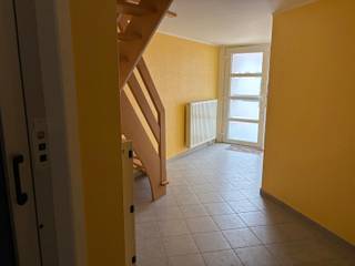 Zeer nette bel-étage woning met tuintje (dolomiet) en een bewoonbare oppervlakte van +/-151m2 gelegen in een rustige buurt, vlak bij het centrum, op enkele minuten te voet van de Albert Heijn en belangrijke invalswegen. De woning bestaat uit een inkomhal met personenlift, een garage met toegang tot het terras en het tuintje en een chauffagekelder met aansluitingen voor wasmachine en droogkast. Op de 1ste verdieping: mooie leefruimte (+/-41m2)met open volledig ingerichte keuken, berging en zuidoost georiënteerd terras. Toilet. Op de 2de verdieping: 3 slaapkamers (+/-20, 11 en 9m2)  en badkamer met dubbele lavabo, douche en bidet. Apart toilet. Centrale verwarming op gas (Viessmann), dubbele beglazing, elektrische rolluiken, personenlift. EPC B. Onmiddellijk vrij! 