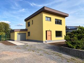 Bent u op zoek naar een instapklare, energiezuinige woning met een eigentijdse afwerking op een rustige, doch strategische locatie? Dan is deze volledig gerenoveerde open bebouwing in de Jan Baptist Vanderelststraat iets voor jou!<br />De nabijheid van winkels, scholen, openbaar vervoer, recreatiemogelijkheden en moeiteloze toegang tot de autosnelweg E314 maken deze locatie de ideale uitvalsbasis.<br /><br />Bij het betreden van de woning wordt u verwelkomd in de inkomhal met een gastentoilet . De <strong>benedenverdieping </strong>biedt een lichtrijke woonkamer, volledig uitgeruste keuken, badkamer met ligbad en douche, een technische berging met aansluiting voor een wasmachine. Via de woonkamer en de berging hebben we toegang tot  het terras met zicht op de grote, onderhoudsvriendelijke tuin. Deze is bovendien volledig omheind! Tenslotte is er een <strong>kelder </strong>die toegankelijk is via de keuken.<br />De <strong>bovenverdieping </strong>beschikt over 3 slaapkamers en een tweede badkamer met douche en een toilet. Tenslotte is er nog een afzonderlijke <strong>garage </strong>met een sectionele poort, met ruimte voor uw wagen en fietsen. <br /><br />Alle ruimtes zijn geschilderd en voorzien van automatische rolluiken en vliegenramen. Alsook een internetaansluiting in elke slaapkamer.<br />De woning wordt verwarmd en gekoeld met vloerverwarming doormiddel van een <strong>geothermische warmtepomp</strong>. De <strong> 14 zonnepanelen hebben samen een vermogen van 6400WP!</strong><br />In combinatie met de uitstekende isolatie (3-dubbel glas en gevel), zorgt dit voor een een zeer <strong>lage energiefactuur</strong>!<br /><br />Kortom, deze woning is ideaal voor wie op zoek is naar een energiezuinige, moderne en instapklare woning op een rustige en strategische locatie!<br />De huurprijs bedraagt €1.750 per maand en is onmiddellijk beschikbaar als hoofdverblijfplaats. <br /><br />Lijkt deze woning echt iets voor jou? Wees er dan snel bij en maak zelf een afspraak via onze online agenda onder 'bezoekmoment kiezen. Of neem gerust contact met ons op voor verdere informatie of om een bezichtiging te regelen, via telefoon op 016 23 90 81 (elke weekdag bereikbaar tussen 10u en 13u).