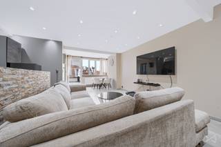 Infos et visites : maxime.l@weinvest.be | 02 315 77 22 <br />Charmant appartement d'une chambre niché au troisième et dernier étage d'une petite copropriété sans charges. L'environnement séduit par l'accessibilité aux différents commerces de proximité et par son accès facile au métro. L'appartement se compose comme suit: débarras en entre-sol, séjour avec cuisine ouverte et espace dînatoire, chambre à coucher, salle de douche. La jouissance d'un espace extérieur complète ce bien. L'appartement a été rénové et décoré avec goût. Précompte immobilier : +/- 330, - eur par an. PEB en classe F. E. Contrôle électrique en cours. N'attendez plus et contactez-nous pour en savoir davantage!