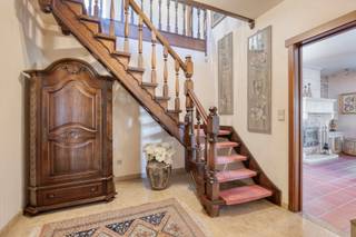 *** KIJKDAG 26/09 tussen 11u - 14u *** Op afspraak ***
Karaktervolle villa op 18a 53ca – ruimte, charme &amp; mogelijkheden

Ontdek deze karaktervolle villa, gebouwd met authentieke materialen en gelegen op een prachtig perceel van 18a 53ca. Met maar liefst 287 m² benutbare oppervlakte biedt deze eigendom een unieke combinatie van ruimte, charme en veelzijdigheid.

De woning is gelegen op twee percelen bouwgrond, heeft een royale perceelbreedte van 32 meter en biedt parkeergelegenheid voor 8 à 9 wagens.

Binnen geniet u van een sfeervolle eetplaats met open haard en warmtepomp (lucht-lucht), ruime living met tuinzicht, grote keuken met praktische butlerkeuken en een extra kamer als bureau, praktijk- of slaapkamer. De aanpalende bijkeuken kan eventueel omgevormd worden naar extra badkamer (ideaal in het kader van levenslang wonen).

De inpandige garage/atelier met aansluitend bureel biedt extra mogelijkheden voor een zelfstandige activiteit of vrij beroep. Boven bevinden zich 4 volwaardige slaapkamers en een badkamer met bad en douche. Zolder aanwezig.

Strategisch gelegen nabij winkels, scholen, station, N9 en E40, met een vlotte verbinding naar Brussel.

Interesse? Contacteer ons via 0478/69.86.46