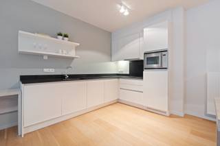 <strong>De Haan: moderne en uitzonderlijk ruime assistentiewoning met 1 volwaardige slaapkamer te koop in de Vosseslag.</strong><br /><br />In de residentie &amp;quot;Golf by Zilverduin&amp;quot; bevindt zich deze assistentiewoning met een bewoonbare oppervlakte van 71 vierkante meter, gelegen op een uitstekende locatie in de Vosseslag.<br /><br /><strong>Indeling: </strong><br />Een gezellige leefruimte, volledig geïnstalleerde open keuken, ruim terras, slaapkamer met ensuite badkamer, aparte bergruimte.<br /><br /><strong>Troeven:</strong>
<ul><li>Ruim terras;</li><li>Rustige ligging;</li><li>Privatieve berging;</li><li>Vlakbij de Kusttram.</li></ul>
Wenst u meer informatie of een bezoek ter plaatse? Contacteer Thomas Bruylant vandaag nog op +32 479 56 10 66.