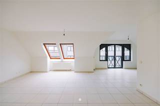 <p><span>SINT-NIKLAAS : Vous êtes à la recherche d'un appartement spacieux et prêt à l'emploi avec une vue dégagée et deux terrasses ensoleillées ? Cet appartement lumineux de 134 m² au quatrième étage combine un excellent emplacement dans la Mercatorstraat avec un aménagement pratique et pas moins de trois chambres à coucher. </span></p><p><span>Les principaux atouts en un coup d'œil :</span></p><p><span>- Efficacité énergétique (label EPC B)<br />- Situé au 4ème étage (niveau le plus élevé de la résidence) avec vue dégagée et beaucoup de lumière<br />- Deux terrasses (4 m² et 5 m²) avec orientation sud-ouest<br />- Ascenseur présent dans l'immeuble<br />- Situation centrale à proximité des commerces, des transports en commun (bus et train) et du centre de Saint-Nicolas</span></p><p><span>Layout<br />Vous</span><span> entrez dans un hall d'entrée spacieux qui donne accès à toutes les pièces. De là, vous accédez à la grande salle de séjour lumineuse avec cuisine ouverte, entièrement équipée avec les appareils électroménagers nécessaires. Un espace de rangement pratique se trouve à côté. L'appartement dispose de trois chambres de taille normale, idéales pour une famille ou pour ceux qui recherchent un espace supplémentaire pour un bureau ou un hobby. La salle de bains est équipée d'une douche, d'une baignoire et d'un double lavabo. Des toilettes séparées sont également disponibles. Grâce à sa situation au dernier étage, vous bénéficiez d'une vue dégagée et d'un maximum de lumière, tout en conservant l'intimité nécessaire. Il y a deux terrasses à l'arrière de l'appartement, où vous pouvez profiter du soleil de l'après-midi et du soir en toute tranquillité.</span></p><p><span>Extra'</span> s<br />Avec<span> cet appartement, il y a la possibilité d'acheter un garage box très spacieux (30.000 euros) et/ou un carport (15.000 euros).</span></p><p><span>Il s'agit d'une excellente opportunité pour ceux qui recherchent un grand appartement de 134 m², prêt à l'emploi, avec des terrasses et un emplacement de choix à Saint-Nicolas.</span></p>