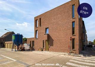 <p><span>This charming duplex house, accessible via the Ambachtsstraat, combines a thoughtful layout with contemporary living comfort. </span></p><p><span>On the ground floor, you will enjoy an open and airy living space where the kitchen, dining area and sitting area blend seamlessly. </span></p><p><span>The fully equipped kitchen is complemented by a practical, spacious storage room, while the technology is neatly housed in a separate room.</span></p><p><span> </span></p><p><span>Adjacent is a cozy, south-facing city garden with terrace, fully fenced and equipped with a convenient back gate. </span></p><p><span>From the garden you also reach the exceptionally spacious garage (must be purchased in addition), which offers space not only for a car, but also for bicycles, waste containers and has a connection for a charging station linked to the house.</span></p><p><span>On the upper floor there are two full bedrooms and a stylish bathroom equipped with a double sink unit and a second toilet.</span></p><p><span>The home will be finished according to the sales specifications and includes underfloor heating, solar panels and an energy-efficient heat pump. </span></p><p><span>As a buyer, you will also have the freedom to choose the finishes entirely to your own taste, from flooring to kitchen and plumbing.</span></p><p><span>With a guaranteed E-level of 10, significantly better than the current standard,  you will also enjoy a property tax exemption for 5 years. </span></p><p><span>Completion is scheduled for the second half of 2026.</span></p><p><span> </span></p><p><span>A unique opportunity for those looking for a surprisingly spacious apartment located right in the center of Duffel-West, near schools, stores, weekly market, sports and leisure facilities.</span></p><p><span>Easy accessibility is also an asset, a central location between Brussels - Antwerp, Mechelen - Lier, train station and bicycle route.</span></p><p><span> </span></p><p><span>Visits only by appointment, information without engagement at the office: 015/755 444 or <span>info@immovercammen.be</span></span></p><p><span> </span></p>