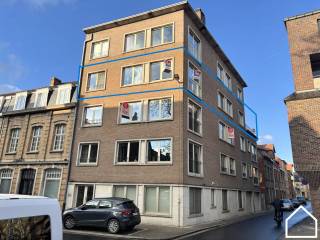 Centrum Ieper – Ruim en lichtrijk hoekappartement met terrasIn het hart van Ieper bevindt zich dit verzorgde maar te renoveren hoekappartement met...