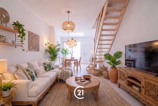 <p>Bent u op zoek naar een energiezuinige en instapklare woning met 3 slaapkamers en buitenruimte in het centrum van Gent? Dan is deze woning precies wat u zoekt.</p><p>Deze volledig gerenoveerde woning is gelegen aan de Drongensesteenweg in Gent, een vlot bereikbare en levendige ligging op korte afstand van het stadscentrum. In de directe omgeving vindt u een ruim aanbod aan winkels, scholen, openbaar vervoer en andere dagelijkse voorzieningen. De ligging combineert zo het comfort van stedelijk wonen met een vlotte mobiliteit, ideaal voor wie centraal en toch aangenaam wil wonen.</p><p>De woning werd volledig gerenoveerd en afgewerkt met kwalitatieve materialen. Daarnaast beschikt ze over vloerverwarming, wat zorgt voor extra wooncomfort. Zowel de voor- als achtergevel werden geïsoleerd, het dak werd vernieuwd en geïsoleerd, en ook alle leidingen werden volledig vervangen.</p><p>Indeling:<br />GLV: Bij binnenkomst betreedt u de inkomhal die toegang geeft tot de lichtrijke leefruimte met open keuken. Op het gelijkvloers is eveneens een apart toilet aanwezig. Via de leefruimte heeft u toegang tot de buitenruimte.<br />1steV: Via de trap bereikt u de nachthal die toegang biedt tot twee ruime slaapkamers en de badkamer.<br />2deV: Hier bevinden zich nog twee slaapkamers, bereikbaar via de trap in de hal, evenals een volledig geïsoleerde zolderruimte.<br />De eigenaar staat ervoor open om de huidige koer om te vormen tot een aangename tuin.<br />Interesse? Neem gerust contact met ons op voor meer informatie of om een bezoek in te plannen.</p>
