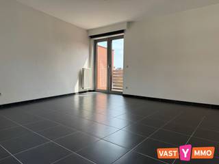 <p><span>Ruim en energiezuinig appartement op de 2e verdieping (geen lift) gelegen in een kleine en rustige residentie op een centrale locatie in Merksem. Winkels en openbaar vervoer bevinden zich op korte wandelafstand. </span></p><p><span> </span></p><p><span>Indeling: </span></p><p><span>Leefruimte (20m²) met toegang tot het terras. Aparte eetkamer met open keuken (samen 22m²) ingericht met een elektrische kookplaat, dampkamp, koelkast met vriesvak en dubbele spoelbak. Verder een nachthal met apart toilet, een wasplaats met de nodige aansluitingen, 2 ruime slaapkamers (13m² en 10m²) en de badkamer voorzien van een inloopdouche en een lavabo in meubel. </span></p><p><span> </span></p><p><span>Terras: </span></p><p><span>Gezellig ingesloten terras (4m²) op het zuiden. </span></p><p><span> </span></p><p><span>Extra: </span></p><p><span>Inclusief een garage (ingang langs Moeshofstraat), voorzien van elektriciteit - Gezamenlijke fietsenberging </span></p><p><span>GEEN vaste kosten! </span></p><p><span>Onmiddellijk beschikbaar</span></p>