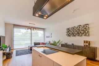 <strong>2 slaapkamer appartement met tuin</strong>, instapklaar op wandelafstand van Dageraadplaats en <strong>tramhalte 11</strong>. Op een gelijkvloers van een <strong>nieuwbouw uit 2017</strong> een fraai ingericht appartement met <strong>tuin en terras</strong>. Volledig op eiken strokenparket ingerichte keuken met kookeiland, grote schuiframen naar het tuinterras. Een <strong>ingerichte badkamer</strong> met inloopdouche, lavabomeubel, <strong>apart toilet</strong>, berging en apart washok. een grote en een kleinere maar comfortable slaapkamer. Er is eveneens een <strong>kelderberging </strong>op -1 en een gemeenschappelijke <strong>fietsenstalling</strong>.