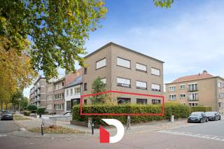 In het hart van de gegeerde wijk Kristus-Koning, op de hoek met de Maria van Bourgondiëlaan en op een steenworp van het bruisende stadscentrum, bevindt zich dit lichtrijke hoekappartement op het gelijkvloers.<br /><br />Bij het binnenkomen word je verwelkomd in een ruime inkomhal met gastentoilet. De aangename leefruimte baadt in natuurlijk daglicht dankzij de raampartijen en geniet, door de gunstige hoekligging van het gebouw, van een vrij en groen zicht.<br />Aansluitend vinden we de volledig ingerichte keuken met aansluitend een praktische berging/wasplaats.<br />Het appartement beschikt verder over drie volwaardige slaapkamers en een verzorgde badkamer uitgerust met douche, wastafel en handdoekradiator.<br /><br />De buitenruimte biedt een rustige plek waar je in privacy kunt genieten dankzij de omringende beplanting.<br />De ruime private kelderberging die bij het appartement hoor zorgt voor extra opbergruimte.<br /><br />Tot slot dient bij de aankoop van het appartement een ruime garage met automatische sectionale poort in het gebouw te worden aangekocht t.w.v. €25.000,-. <br /><br />Laat je verrassen door het comfort, de charme en de ruimte van deze woning en plan vandaag nog je bezoek!