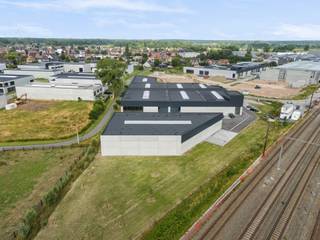 Ontdek dit gloednieuw KMO Project Gruuthuse in Oostkamp.<br /><br />Gelegen op strategische locatie in centraal West-VLaanderen van Project Gruuthuse. Momenteel zijn bepaalde project bezig de laatste afwerking, met variërende oppervlaktes tussen de 550m² en 1.107m². Ideaal voor bedrijven die op heden te kampen hebben met plaats te kort of als investering.<br /><br />Onmiddellijk beschikbaar of beschikbaar binnen korte termijn!<br /><br />- De KMO-units worden casco afgeleverd met een vrije hoogte tussen de 6,9m en 12m <br />- Verschillende optiepakketten zijn mogelijk.<br />- Voor iedere site zijn er telkens ook parkeermogelijkheden voorzien.<br />- Vloer in gepolierde industriële gewapende betonplaat<br />- Lichtstraat voorzien uit meerwandige polycarbonaat platen met aluminium profielen<br />- Aluminium schrijnwerk met elektronische sectionale poort<br /><br />Contacteer Simon op het nummer 0498 12 37 08 of mail naar simon@vicusvastgoed.be