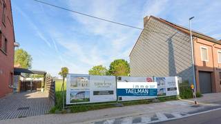 Deze <span><strong>landelijke nieuwbouwwoning (HOB)</strong></span> is gelegen in het<strong><span> rustige centrum van St.Lodewijk/Deerlijk</span></strong>.<br />Totale perceelsoppervlakte : 466m².<br />Inkom met apart toilet, bureau, ruime en <strong><span>lichtrijke woonkamer</span></strong> met <strong><span>open keuken</span></strong>, berging.<br />Op de bovenverdieping zijn er<strong><span> 3 slaapkamers </span></strong>en een badkamer met <strong><span>dubbele lavabo, ligbad, inloopdouche</span></strong>. Apart toilet. Zolder.<br />Achteraan is er een <strong><span>gezellig terras met uitzicht op de tuin</span></strong>. Naast de woning is er een <strong><span>carport</span></strong>.<br />U zal <strong><span>persoonlijke begeleiding</span></strong> krijgen bij uw keuze van keuken, badkamer, technieken, betegeling, enzovoort<br />Een <strong><span>warmtepomp</span></strong> in combinatie met <strong><span>vloerverwarming</span></strong> vormt de perfecte match die zorgt voor een <strong><span>laag energieverbruik</span></strong> en veel warmtecomfort. <br /><strong><span>E-Peil : 20</span></strong> wat zorgt voor een vermindering van 50% van de grondlasten de eerste 5jaar. De werken worden gestart bij verkoop.<br />Interesse ? Vraag gerust het lastenboek op of contacteer <u><strong><span>Lode voor meer info : 0479/748616</span></strong></u>