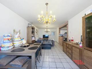 Dit charmante gelijkvloerse appartement is gelegen in een zeer rustige straat in Sint-Kruis. Dankzij de praktische indeling op het gelijkvloers geniet u van optimaal wooncomfort zonder trappen, ideaal voor alle leeftijden. <br />Het appartement beschikt over een ruime woonkamer met open keuken, een badkamer met lavabo en douche en 2 slaapkamers. Alsook behoort er een garage bij het appartement.<br /><br />De locatie is bijzonder gunstig: een bushalte bevindt zich achter de hoek, wat het openbaar vervoer zeer toegankelijk maakt. Daarnaast liggen verschillende scholen in de directe omgeving.<br /><br />Het appartement heeft ook een enorm gezellig terras met tuin. Combineer de rustige ligging met de praktische bereikbaarheid en nabijheid van voorzieningen voor een comfortabele en aangename woonervaring.