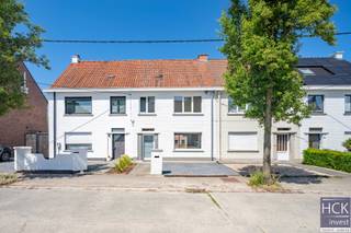 De liggingDeze volledig gerenoveerde en instapklare woning is goed gelegen in een rustige straat te Tiegem, een deelgemeente van Anzegem. Het...