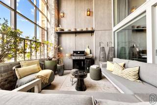 Bij het betreden van deze uitzonderlijke loft waant u zich meteen in een andere wereld.Een unieke woonbeleving waar hoogwaardige materialen, maatwerk...