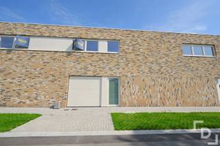 In de groene omgeving van Proven vinden wij deze nieuwbouwwoning in de Terenburgseweg.Deze woning is meteen beschikbaar en is ideaal voor huurders die wensen te wonen in een moderne en energiezuinige woning met tuin.Indeling:GLV: inkomhal - leefruimte met open keuken - technische bergruimte - apart toilet - inpandige garageV+1: nachthal - 3 slaapkamers - apart toilet - badkamerExtra's:* E-peil: 30* Volledig professioneel geschilderd* 12 zonnepanelen van 5400WP + hybride omvormer om gemakkelijk een thuisbatterij op aan te sluiten* Regenput aanwezig