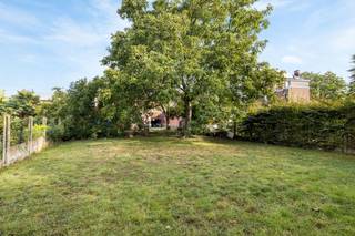 Welcome to Hoog-Kallostraat 48, a charming, characterful home in the heart of the revitalized Beveren-Kruibeke-Zwijndrecht area.<br />Here you can enjoy a peaceful and green living environment, with the vast Polders of Kruibeke and the train station or tram 3 to Antwerp just a short distance away.<br /><br />On the ground floor, a particularly spacious living room welcomes you into a warm, light-filled space. The fitted kitchen with handy storage space fits in perfectly. There is also a bathroom with a hip bath and sink, and a separate guest toilet.<br /><br />On the first floor, there are three spacious bedrooms, ideal for a family or home office. The attic offers additional storage space and could be converted if desired.<br /><br />Outside, you can enjoy a spacious, sunny garden (a rare asset in this neighborhood) and a practical gate that provides extra access and ease of use.<br /><br />This property combines space, authenticity, and accessibility in one harmonious whole. Perfect for those who love village atmosphere, nature, and easy access to Antwerp. Discover the tranquility and charm of this special place.<br /><br />Request your visit today with Nick at 0472/78.57.67 or via our contact form, and we will get back to you as soon as possible.