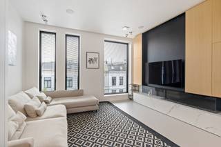 <strong>Upside down-woning met dakterras en parking</strong><br /><br />-- <strong>lift </strong>aanwezig van kelder tot dakterras! --<br /><br />Ontdek de bruisende charme van 't <strong>Zuid</strong>: de meest trendy en gewilde wijk van Antwerpen.<br />Dit levendige stadsdeel combineert een rijke geschiedenis met een moderne flair.<br />Omringd door de nieuwe kunstgallerijen, het Zuidpark en de overvloed aan gezellige cafés en restaurants, en toch nét buiten de drukte.<br />Hier woont u op wandelafstand van pareltjes als het KMSKA en groene oases als het nieuwe Zuidpark en de Scheldekaaien.<br /><br />Deze luxueus gerenoveerde <strong>herenwoning </strong>biedt een uitstekende verbinding naar en an het centrum.<br />Een ideale plek voor wie op zoek is naar een verfijnde en levendige woonomgeving.<br /><br /><span>Indeling</span><br />Inkom op het gelijkvloers met een aparte <strong>woning </strong>of <strong>appartement</strong>. Deze werd voorzien van een eigen, volledig uitgeruste keuken.<br />Een <strong>woonkamer </strong>van ca. 15 m² kijkt uit over de straat.<br />De <strong>slaapkamer </strong>bevindt zich achteraan en heeft toegang tot de koer en de en-suite douchekamer met toilet.<br />Via de lift of de trap bereikt men de eerste verdieping.<br />Deze beschikt over een ruime <strong>slaapkamer </strong>van ca. 19 m², <strong>dressing </strong>en <strong>badkamer</strong>.<br />Op de tweede verdieping bevinden zich eveneens een ruime <strong>slaapkamer </strong>van ca. 22 m² met <strong>en-suite badkamer</strong>, toilet en technische berging.<br />De derde verdieping werd volledig opengewerkt. Door de zuidelijke oriëntatie en de hoge ramen, beschikt de riante <strong>leefruimte </strong>van ca. 40 m² over een heerlijke lichtinval.<br />Het terras of de lift bieden toegang tot de <strong>zomerkeuken</strong>, met twee prachtige <strong>zonneterrassen</strong> als kers op de taart.<br />Doorheen de gehele woning werd er gerenoveerd met een geweldig oog voor detail: vloerverwarming, ingebouwde speakers en verlichting, domotica, etc.<br /><br /><span>Bijzonderheden<br /></span>- lift<br />- volledig onderkelderd: droog, wijnkelder<br />- gerenoveerd in 2022<br />- 2 staanplaatsen, waarvan 1 box, aan de overkant