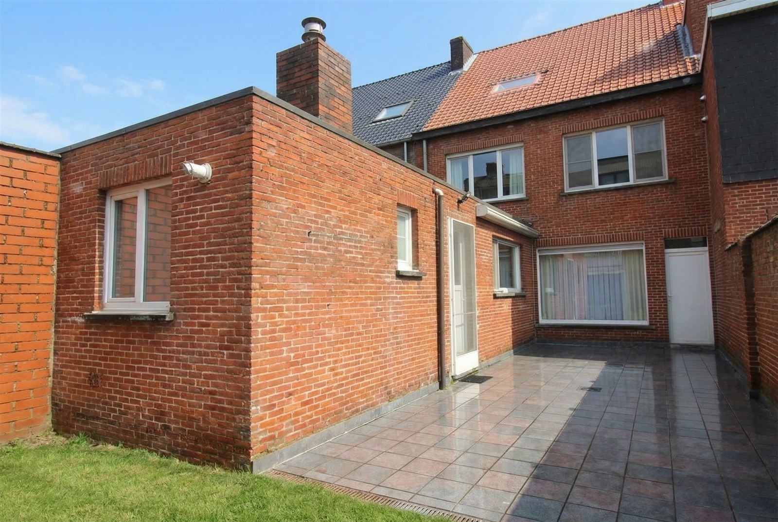 Ruime gezinswoning aan stadsrand, met parkeerplaatsen - foto 4