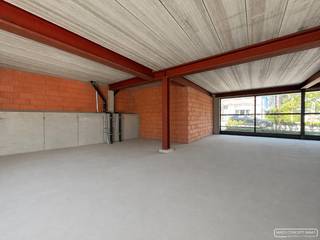 Ontdek L’Eglize, een nieuwbouwproject in het hart van Anzegem, pal bij de kerk en op een zichtbare centrumlocatie. Dankzij de centrale ligging geniet je van een uitstekende bereikbaarheid en een levendige omgeving met tal van handelszaken in de buurt, zoals een automatenshop, winkels, een slager en een restaurant. Ook een bakker, supermarkt, scholen en verschillende sportfaciliteiten bevinden zich op wandelafstand.<br />Binnen het project zijn <strong>4 handelspanden op het gelijkvloers</strong> voorzien. Een hoorcentrum en een podoloog hebben reeds hun intrek genomen, wat meteen zorgt voor extra passage en een professionele omgeving. Ideaal voor ondernemers die op zoek zijn naar een moderne handelsruimte op een strategische locatie. Dit handelspand heeft een grootte 165 m². 
<h3>Troeven:</h3>

<ul>
	<li>Centrale ligging in het centrum van Anzegem</li>
	<li>Zichtlocatie met sterke commerciële visibiliteit</li>
	<li>Afwerking en indeling naar eigen keuze en smaak</li>
</ul>
<u><strong>De vermelde prijs is casco, indien gewenst kan dit ook afgewerkt worden.</strong></u>

<h3>Interesse?</h3>
Contacteer Martijn voor meer informatie via martijn@maesconceptimmo.be of 0470 62 95 68