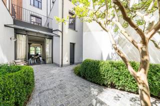 Elegantly renovated townhouse at the foot of the KMSKAAt the foot of the Museum of Fine Arts, in a quiet one way street, lies this sublime townhouse...