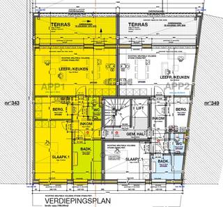 <p><span>Op een boogscheut van het alomgekende "college" van Maasmechelen worden er in een kleinschalig appartementsgebouw 7 wooneenheden gebouwd  Van hieruit ligt zowat alles wat u in het dagelijkse leven nodig heeft op wandelafstand. We denken hier aan winkels, bakkers, het gemeentehuis maar ook de gezellige terrasjes in het centrum. Het openbaar vervoer stopt op slechts enkele meters. Bovendien bent u op 2 minuten van het op- en afrittencomplex van de autosnelweg E314.</span></p><p><span> </span></p><p><span>Vanaf het eerste tot en met het vierde verdiep zijn er éénslaapkamerappartementen. Deze hebben een verschil in grootte als u het linkse of het rechtse appartement bekijkt. Wel krijgen ze hetzelfde afwerkingsniveau en hebben ze bovendien een ruim terras aan de achterkant. Hier heeft u een vrij zicht.</span></p><p><span> </span></p><p><span>Het bovenste verdiep wordt een penthouse met 2 slaapkamers. Dit uniek appartement heeft omwille van de terrassen aan de voor- en achterkant een geweldig uitzicht over Maasmechelen. Het is ook het enige appartement op dit verdiep. U heeft hier dus geen buren.</span></p><p><span> </span></p><p><span>In het gebouw is er een lift. Voor ieder appartement wordt er een kelderberging voorzien. Ook is er een autostaanplaats. Deze laatste is niet inbegrepen in de prijs.</span></p><p><span> </span></p><p><span>Ook zeer interessant als vastgoedbelegging met een brutorendement van 4%. Wij kunnen als kantoor ook hier uw adviseur in zijn en u ontzorgen.</span></p><p><span> </span></p><p><span>Heeft u graag meer info over dit project dan kan u ons contacteren op het nummer 089/77.23.20 of via mail naar Fabian@jemar.be.</span></p><p><span> </span></p><p><span> </span></p>