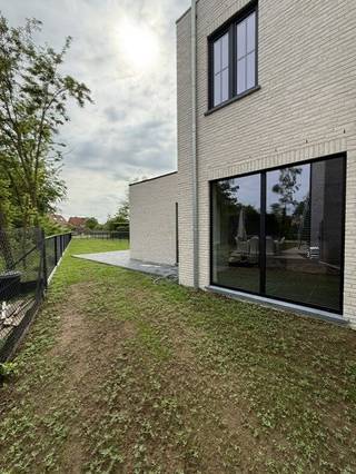 Prachtige afgewerkte en instapklare nieuwe villa<br /><br />Instapklare, energiezuinige woning in rustige groene omgeving<br /><br />Bent u op zoek naar een moderne, instapklare woning waar u enkel nog hoeft te verhuizen?<br />Deze prachtige nieuwbouwwoning combineert hedendaags wooncomfort met een rustige, groene ligging — ideaal voor gezinnen of koppels die ruimte en rust waarderen.<br /><br />Belangrijkste troeven:<br /><br />4 ruime slaapkamers<br /><br />Moderne keuken uitgerust met alle nodige toestellen<br /><br />Stijlvolle badkamer met inloopdouche en wastafel<br /><br />Lichtrijke leefruimte met zicht op de tuin<br /><br />Energiezuinig dankzij zonnepanelen, warmtepomp en uitstekende isolatie<br /><br />Oplaadpunt voor elektrische wagen<br /><br />Regenwaterput met recuperatiesysteem<br /><br />Volledig afgewerkt en instapklaar<br /><br />Rustige, groene omgeving met vlotte verbinding naar winkels, scholen en openbaar vervoer<br /><br />Deze woning biedt een perfecte combinatie van comfort, stijl en duurzaamheid.<br />Verhuizen was nog nooit zo eenvoudig — gewoon intrekken en genieten!<br /><br />Geen onnodige voorschotten tijdens bouwwerken, je ziet en merkt meteen ter plaatse wat je aankoop omvat!<br /><br />📞 Rechtstreeks te koop van de eigenaar – geen makelaarskosten.