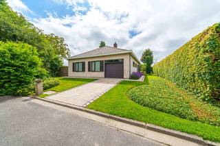 Zoek je een alleenstaande en gelijklvoerse woning te koop in Zillebeke, waar je kan genieten van rust, zicht op groen en die toch centraal gelegen is? Deze vrijstaande gezinswoning op een zuidgericht perceel van 555m² is droomvastgoed voor wie zorgeloos wil wonen in een kindvriendelijke omgeving. De woning bevindt zich op het einde van een doodlopende straat in een rusitge wijk in de dorpskern van Zillebeke. Tevens heb je een vlotte verbinding naar het centrum van Ieper. <br /><br />INDELING: <br />Gelijkvloers: Inkomhal met apart toilet en vestiaire - Ruime en lichtrijke woonkamer voorzien van extra houtkachel - Aansluitende keuken voorzien van bass comfort - Nachthal met toegang tot de badkamer voorzien van lavabo, bad en douche - Master Bedroom - Slaapkamer 2 - Slaapkamer 3 - Ruime garage met plaats voor wasmachine en droogkast. <br /><br />Verdiep +1: Ruime zolderruimte toegankelijk via de garage. <br /><br />Buiten: Aangelegde voor en achtertuin. Leuk vertoeven. <br /><br />ALGEMEEN: <br />- EPC: 218 kWh/(m²/jaar) - C-Label <br />- 12m² Zonnepanelen (2.205wp) <br />- Zeer rustig gelegen op wandelafstand van slagerij, broodautomaat Wouter en speelpleintje <br />- Zillebeke vijver toegankelijk via fietsroutes<br />- Vlotte verbinding met Ieper centrum<br />- Zuidgerichte tuin <br /><br /><br />De eigendom wordt aangeboden via de Pre-sale formule. Van 15/09/2026 om 14:00 tot 19/09/2026 om 12:00 kan u het huis op afspraak komen bezichtigen en een bod uitbrengen. De vermelde prijs is een instelprijs. Voor meer info, gelieve contact op te nemen met de dossierverantwoordelijke.<br /><br />Bestuursmaatregelen in het maatregelenregister: nee