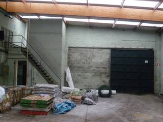 Atelier van ca. 922m² met burelen van ca. 65m² en private voorliggende parking.Specificaties linker atelier van in totaal ca. 429m²:- vrije...