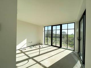 De woning in houtskeletbouw wordt casco plus afgewerkt.<br />Vraagprijs: € 395.000 excl. 21% BTW + € 5000 aansluitkosten nutsvoorzieningen<br /><br />=> Ligging<br />De Breemstraat in Elen is een rustige en residentiële locatie, ideaal voor wie op zoek is naar comfortabel wonen in een dorpse omgeving. Hier woon je in alle rust, met een vlotte verbinding naar Dilsen-Stokkem en omliggende gemeenten.<br /><br />De Breemstraat biedt een aangename woonomgeving met blijvende waarde. Een sterke keuze voor wie kwaliteit en rust belangrijk vindt.<br /><br />=> Indeling<br />-- Gelijkvloers<br />- Inkomhal<br />- Apart gastentoilet<br />- Leefruimte met open keuken<br />- Bergruimte<br />- Tuinberging<br /><br />-- Verdieping<br />- Nachthal<br />- Apart toilet<br />- Drie slaapkamers<br />- Twee badkamers<br /><br />-- Zolder<br />- Zolderruimte<br />- Technische ruimte<br /><br />=> Comfort<br />- Warmtepomp (lucht-water) via vloerverwarming<br />- Aluminium (steel-look) ramen met driedubbele beglazing<br />- Zonnepanelen (4600 WP - 10 panelen)<br />- Ventilatiesysteem D<br />- Domotica aanwezig<br />- Regenwaterput van 10.000 liter met recuperatie toiletten en buitenkraan