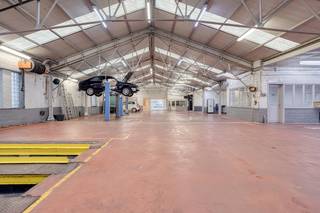 The warehouse is located in Izegem and is easily accessible for various business activities.Specifications:- Area of approximately 607m² with...