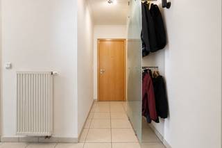 Dit gezellig, energiezuinig appartement bevindt zich op een top locatie in het centrum van Melsele, vlakbij de Boerenpoort.<br /><br />Met de lift bereik je het appartement op de 1ste verdieping. De inkomhal beschikt over een praktische vestiaire en biedt toegang tot de 2 slaapkamers, de badkamer met bad/douchecombinatie en het apart toilet.<br /><br />Aan het einde van de hal bevindt zich de ruime leefruimte met aansluitend de open keuken. Naast de keuken is er nog een praktische wasberging. Aansluitend aan de leefruimte bevindt zich het zonnig terras, waar je geniet van een aangenaam groen uitzicht.<br /><br />Een zeer ruime ondergrondse garage is inbegrepen in de prijs. Daarnaast is er nog een ruime fietsenstalling en beschik je over toegang tot de private, afgesloten parking op het terrein en de grote gemeenschappelijke tuin.<br /><br />Een ruim en energiezuinig appartement met garage op een uitstekende ligging! Het appartement is ook ideaal als investering!<br /><br />Wij leiden je graag rond.