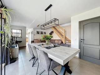 Centraal gelegen woning op wandelafstand van scholen, winkels en openbaar vervoer. De woning omvat een inkomhal met vestiaire, gezellige...