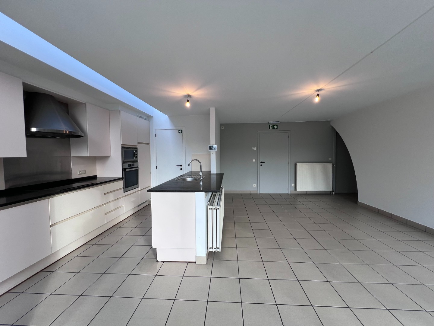 Ruime en lichtrijke woning met tuin te huur in Zomergem - foto 5