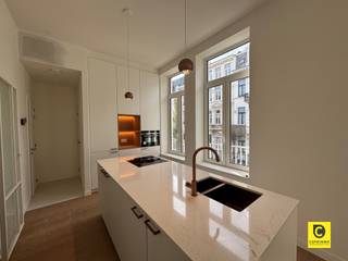<p><span>Instapklaar, gerenoveerd 2 slaapkamer appartement met terras op toplocatie in het hartje Antwerpen-Zuid!</span></p><p><span>In de populaire Brederodestraat, op wandelafstand van het bruisende Zuid, vind je dit prachtig, erg energiezuinig 2 slaapkamer appartement op de tweede verdieping met terras, volledig instap klaar en afgewerkt met hoogwaardige materialen. Van gezellige cafés tot hippe winkels en vlotte verbindingen met het openbaar ligt letterlijk om de hoek.</span></p><p><span> </span></p><p><span>Het appartement heeft de volgende indeling:</span></p><p><span> </span></p><p><span>Inkomhal en praktische berging:</span></p><p><span>Bij binnenkomst wordt je verwelkomd in een hal met directe toegang tot de leefruimte. de handige aparte berging beschikt over een aansluiting voor een wasmachine.</span></p><p><span> </span></p><p><span>Keuken en leefruimte</span><span>:</span></p><p><span>De gloednieuwe keuken is een droom voor elke kook liefhebber, moderne afwerking, veel kastruimte, een combi-oven, een stijlvol kookeiland met inductie kookplaat, dubbele spoelbak en een ingebouwde afwasmachine. De grote koelkast en aparte vriezer is zeker een element dat niet te missen is in deze keuken.</span></p><p><span>De aangrenzende leefruimte baadt in het natuurlijk licht, wat zorgt voor een ruimtelijk en warm gevoel, de perfecte plek om te ontspannen en gasten te ontvangen.</span></p><p><span> </span></p><p><span>Slaapkamers en badkamer:</span></p><p><span>Via de nachthal heb je toegang toto de slaapkamers, badkamer en apart toilet.</span></p><p><span>Beide slaapkamers bevinden zich aan de rustige achterkant van het gebouw.</span></p><p><span>De moderne badkamer is uitgerust met een ruime inloopdouche en een dubbele lavabo.</span></p><p><span> </span></p><p><span>Terras:</span></p><p><span>Ruim terras is aanwezig dat deels doorloopt voor extra ruimte.</span></p><p><span> </span></p><p><span>Huurprijs:</span><span> €1.300,00 / maand</span></p><p><span>Maandelijkse kosten</span><span>: €25,00 / maand</span></p><p><span>Beschikbaarheid:</span><span> Onmiddellijk</span></p><p><span> </span></p><p><span>Extra troeven:</span></p><p><span>- Goede locatie</span></p><p><span>- Zeer gunstig EPC</span></p><p><span>- Aparte meters</span></p><p><span>- Verlichting wordt voorzien</span></p><p><span> </span></p><p><span> </span></p><p><span> </span></p><p><span> </span></p>