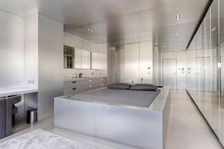 Op zoek naar een stijlvolle en instapklare studio op een toplocatie in Kortrijk? Bekijk dan zeker deze studio op het Overbekeplein! <br /><br />Dankzij de centrale ligging bevinden winkels, horeca en openbaar vervoer zich op wandelafstand.<br /><br />Deze volledig gerenoveerde studio combineert rust, comfort en een centrale ligging, pal in het hart van Kortrijk.<br /><br />Deze studio van 45m² is slim ontworpen om ruimte en comfort te maximaliseren en beschikt over:<br />• Een volledig uitgeruste keuken<br />• Ingebouwde kasten en slimme opbergruimte<br />• Vloerverwarming voor maximaal wooncomfort<br />• Een moderne, kwalitatieve inrichting<br />• Aanwezigheid van bad en douche <br /><br />De studio wordt volledig bemeubeld aangeboden en beschikt over dimverlichting. <br /><br />Deze studio is ideaal voor jonge professionals, studenten of investeerders!<br /><br />Wenst u meer info over deze woning of wenst u een bezoek ter plaatse? Contacteer Alissia Dewitte (0472 18 64 21 - alissia.dewitte@dewaele.com)<br /><br /><br />Bestuursmaatregelen in het maatregelenregister: nee