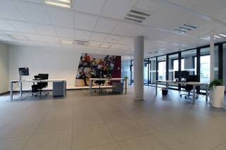 Fantastisch gelegen kantoorruimte van 145m² met een goede visibiliteit! Gelegen op de benedenverdieping in residentie 'Scala'. De ruimte biedt tal van mogelijkheden naar indeling en inrichting. Ruim kantoorgedeelte voorzien met afzonderlijke bureau, afgescheiden met glazen wand. Gemeenschappelijke keuken en toiletten aanwezig. Voorschot kosten: 300 euro, met een jaarlijkse verrekening met de werkelijke kosten. Energiezuinig pand, verwarming met warmtepomp en vloerverwarming. Airco aanwezig. Inclusief 1 ondergrondse autostaanplaats. Onmiddellijk beschikbaar. Er is tevens een gemeenschappelijke buitenruimte in de residentie voorzien. Meer info of wenst u een bezoek te plannen? Contacteer me via 0478 59 77 41 of michiel@altro-vastgoed.be