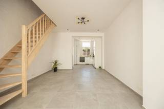 <p><span>Gerenoveerde woning met 4 slaapkamers in Mechelen</span></p><p><span> </span></p><p><span>Deze ruime en volledig gerenoveerde woning bevindt zich in de Smisstraat te Mechelen, op een uitstekende locatie nabij het stadscentrum. Winkels, scholen en openbaar vervoer zijn bereikbaar op wandel- en fietsafstand. Ook het station van Mechelen, de Vaart en het recreatiedomein De Nekker zijn makkelijk bereikbaar. Bovendien geniet de woning van een vlotte verbinding naar Antwerpen en Brussel.</span></p><p><span> </span></p><p><span>Bij het betreden van de woning wordt u verwelkomd in een </span><span>lichtrijke inkomhal</span><span> met gastentoilet. De gelijkvloerse verdieping vormt het hart van de woning en beschikt over een </span><span>volledig geïnstalleerde keuken</span><span>, een grote eetkamer en een ruime woonkamer . Dankzij de grote raampartijen geniet de leefruimte van veel natuurlijk licht. Vanuit de woonkamer heeft u bovendien rechtstreeks toegang tot het volledig </span><span>privatieve terras</span><span>. De eerste verdieping is voorzien van </span><span>twee ruime slaapkamers</span><span>, een volledig geïnstalleerde badkamer met </span><span>ligbad en inloopdouche</span><span>, en een praktische berging met aansluitening voor wasmachine en droogkast. De tweede en tevens hoogste verdieping biedt nog </span><span>twee ruime slaapkamers</span><span>, waardoor de woning zeer veel mogelijkheden krijgt.</span></p><p><span> </span></p><p><span>Momenteel beschikt deze woning over een </span><span>EPC B</span><span>. Eenmaal de bouw naast de woning er staat, geniet u zelfs van een </span><span>EPC A</span><span>.</span></p><p><span> </span></p><p><span>Indeling:</span></p><p><span>Gelijkvloers</span></p><p><span>- Inkomhal</span></p><p><span>- Keuken</span></p><p><span>- Eetkamer</span></p><p><span>- Woonkamer</span></p><p><span>- Gastentoilet</span></p><p><span>- Terras</span></p><p><span> </span></p><p><span>Eerste verdieping</span></p><p><span>- Slaapkamer 1</span></p><p><span>- Slaapkamer 2</span></p><p><span>- Badkamer</span></p><p><span>- Berging</span></p><p><span> </span></p><p><span>Tweede verdieping</span></p><p><span>- Slaapkamer 3</span></p><p><span>- Slaapkamer 4</span></p><p><span> </span></p><p><span>Troeven</span></p><p><span>- 4 ruime slaapkamers</span></p><p><span>- Zonnepanelen</span></p><p><span>- Centrale locatie</span></p>